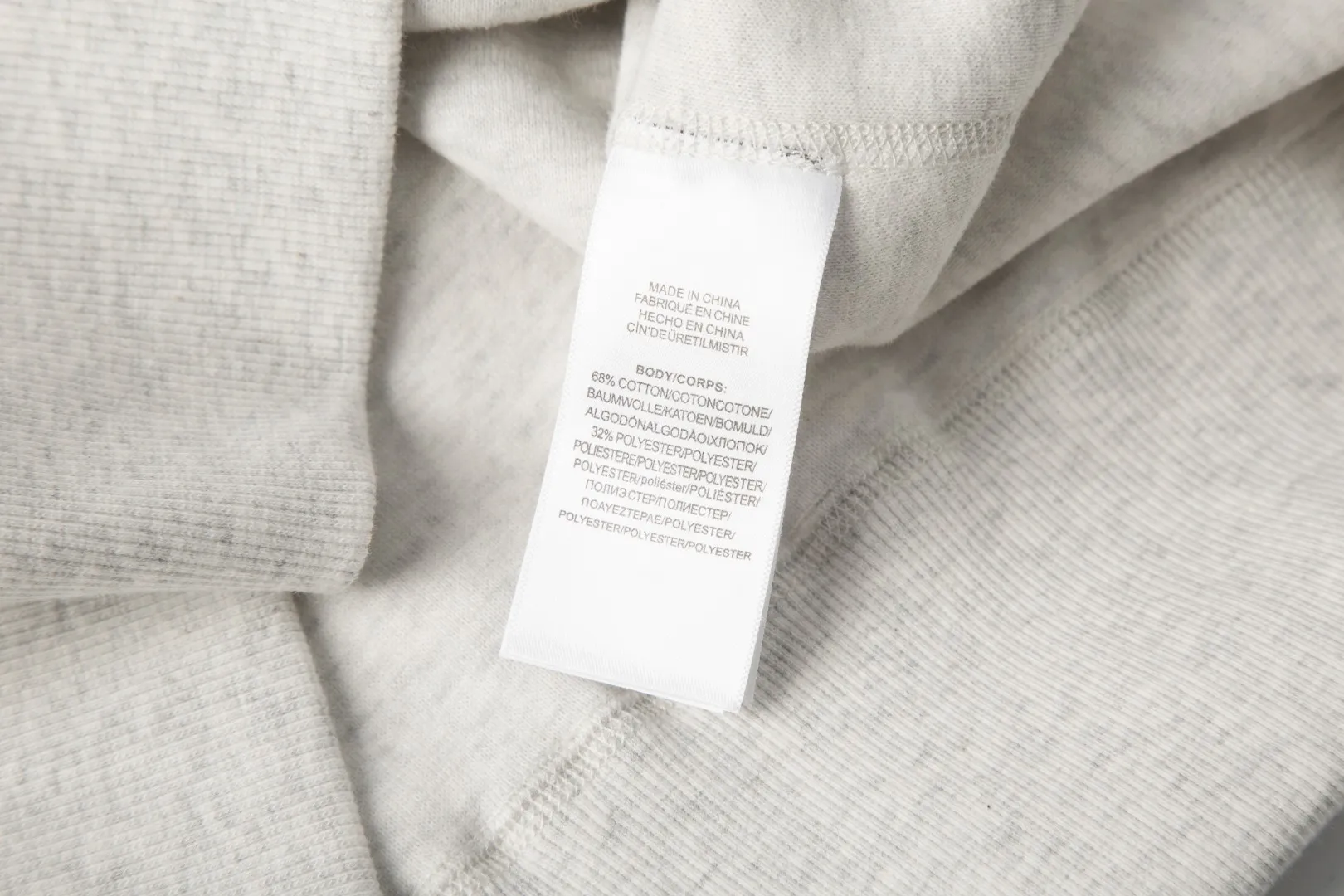 P240 White background picture [Evergreen for all seasons] Style number: 25003# Color: off-white/light pink/light blue/oatmeal gray/light floral gray/dark floral gray/red/brown/black and red label/black and white label/saffron label/hidden white label Size: S to 370g double-sided cotton heavyweight fabric✅ - Original same 7.5CM widened thread processing✅ - Front collar patchwork triangle block, four-needle six-thread topstitch design✅ - RL four-season classic style, loose fit, easy for both men and women to control, simple and clean, versatile, no mistakes, exposed topstitching, patchwork triangle, 1.3cm retro primary color hook drawstring, full of details